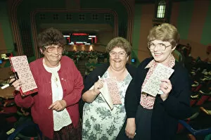 Images Dated 19th September 1994: Top Rank £15, 000 Bingo winners Carmel McCann, Josie Henery