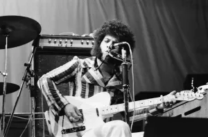 Ray Dorset, singer and frontman with Mungo Jerry performing at The Reading Festival