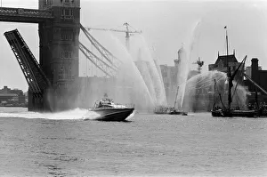 Record-breaking ocean racer Richard Branson powers his