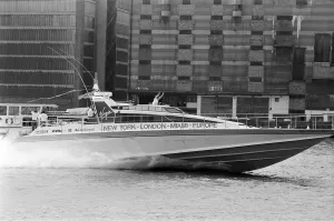 01269 Prints: Record-breaking ocean racer Richard Branson powers his