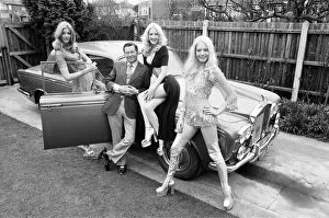 00413 Collection: Reg Varney, actor, poses with three models, Lia, Flanagan and Vee Brooks