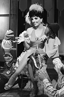 01141 Prints: Rehearsing today at the ATV Studios in Elstree was Liza Minnelli with The Muppets - her