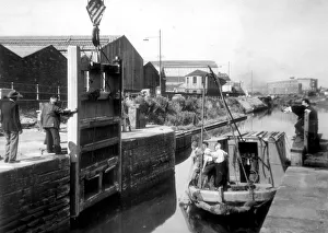 Canals Prints: Repairing the gates at Netham Lock, Bristol on the Feeder canal in 1963
