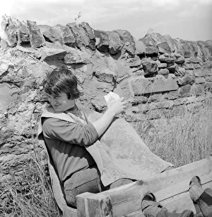 00353 Prints: The residents of the West End of Newcastle playing old English games at the Denton Burn