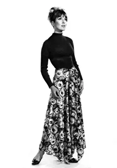 00051 Prints: Reveille fashion. Anne Powell. October 1966 P006648