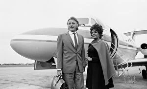 Images Dated 7th February 2011: Richard Burton & Elizabeth Taylor arrive by private jet at RAF Abingdon, Oxfordshire