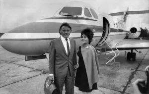00292 Prints: Richard Burton & Elizabeth Taylor arrive by private jet at RAF Abingdon, Oxfordshire