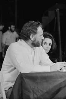 00896 Prints: Richard Burton and Elizabeth Taylor speaking at The Oxford University Dramatic Society