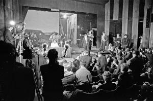 00896 Prints: Richard Burton and Elizabeth Taylor speaking at The Oxford University Dramatic Society