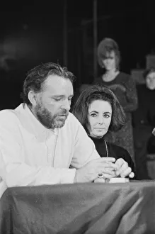 00896 Prints: Richard Burton and Elizabeth Taylor speaking at The Oxford University Dramatic Society