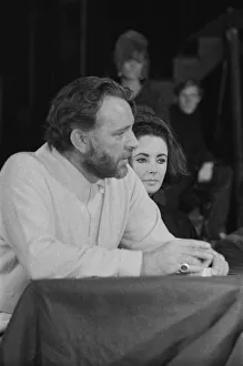 00896 Prints: Richard Burton and Elizabeth Taylor speaking at The Oxford University Dramatic Society