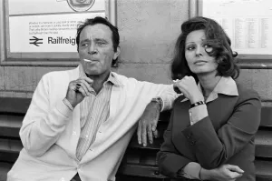 01137 Prints: Richard Burton and Sophia Loren pictured at Brockenhurst Railway station where they are