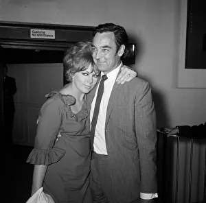 00979 Prints: Richard Johnson at London Airport meeting his wife Kim Novak on her return to this