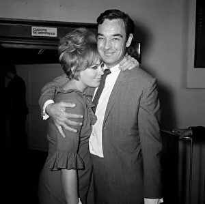 00979 Prints: Richard Johnson at London Airport meeting his wife Kim Novak on her return to this