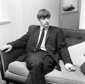 00442 Prints: Ringo pictured at the London residence of Daily Mirror'show biz journalist