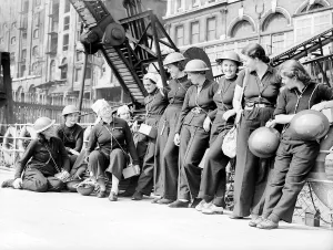 00007 Prints: River Emergency Sevice September 1939 Women fulfilling Mens work duties during