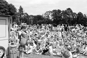 Ventriloquist Prints: Riveting Huddersfield children flocked to see a puppet show at Ravensknowle Park