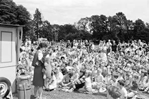 00989 Prints: Riveting Huddersfield children flocked to see a puppet show at Ravensknowle Park
