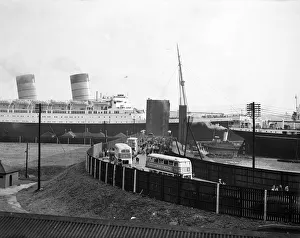 00633 Prints: The RMS Mauretania brought up the Thames to King George V Dock at Woolwich
