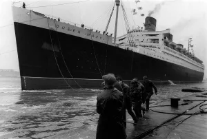 RMS Queen Mary - October 1967, ties up at Southampton for the last time