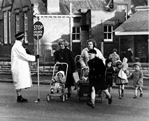 Road Safety - Lollipop Men / Woman - A lollipop ladies sees children