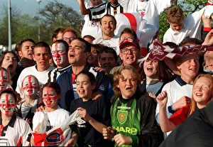 Robbie Williams and Chris Evans join the fans May 1998 for the recording of