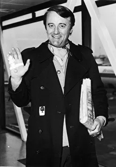00141 Prints: Robert Vaughn actor at airport - March 1976 Dbase MSi