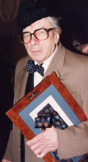 01427 Prints: Robin Day carrying Tie Award - January 1992 21 / 01 / 1992