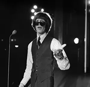 00707 Prints: Robin Gibb, Singer, rehearsing on stage at the London Palladium ahead of his first solo
