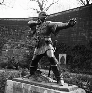 Images Dated 12th January 2017: Robin Hood statue, Castle Place, Nottingham, Nottinghamshire