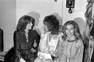 Images Dated 1st March 1975: Rod Stewart and The Faces tour of America, Singer Rod Stewart talking with two women