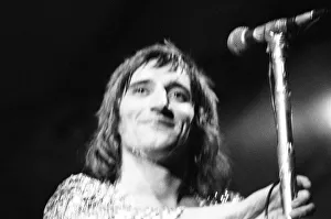 01008 Prints: Rod Stewart smiling to the crowd. The Faces featuring Rod Stewart perform