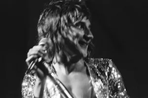Rod Stewart smiling to the rest of the band. The Faces featuring Rod Stewart