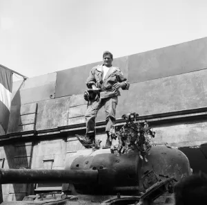 00749 Prints: Rod Taylor, on a Sherman tank, on the set of MGMs new film The Liquidator