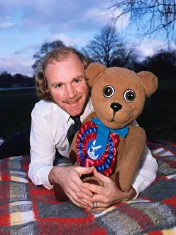 Roger de Courcey ventriloquist with Nookie bear January 1976