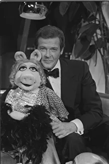 00184 Prints: Roger Moore meets Miss Piggy from the Muppets 80-2307 Box 29 Date 1