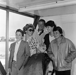 00945 Prints: Roger Moore with his wife Luisa and family, daughter Deborah (16)