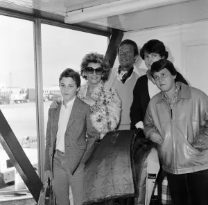 00945 Prints: Roger Moore with his wife Luisa and family, daughter Deborah (16)