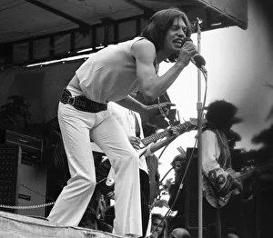 00100 Prints: Rolling Stones: Mick Jagger singing to huge crowds during a pop concert at Hyde Park