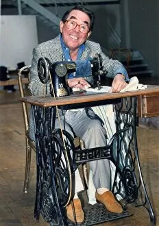 01476 Collection: RONNIE CORBETT Pictured at a photcall 1990