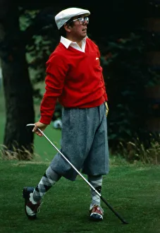 00127 Prints: Ronnie Corbett playing golf February 1982 A©mirrorpix