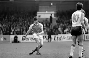 00220 Prints: Rotherham 2 v. Luton 2. April 1982 MF06-38-032 Local Caption Division 2 Football