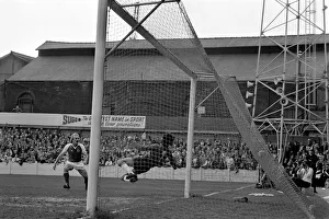 00220 Prints: Rotherham 2 v. Luton 2. April 1982 MF06-38-037 Local Caption Division 2 Football