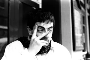 Rowan Atkinson during a flying a visit to Newcastle - having fun in the snow 14 / 01 / 87