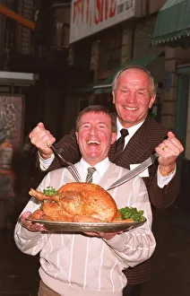 01425 Prints: ROY CASTLE AND HENRY COOPER WITH A CHRISTMAS TURKEY - 12 / 12 / 1989