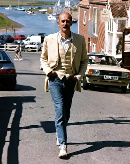 Roy Marsden actor walking with hands in pockets in seaside resort Dbase A©Mirrorpix