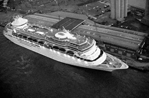 00092 Prints: Royal Caribbean Cruise Lines M /s Monarch of the Seas at Southampton