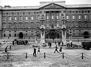 World Prints: The Royal Chapel Buckingham Palace Bombed An air raid on 10 September