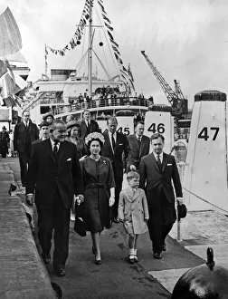 01036 Prints: The Royal Family - except little Prince Edward - at Holyhead immediately before leaving
