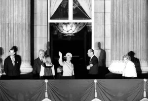 Balcony Prints: The Royal Party on the balcony at Buckingham Palace for the Silver Jubilee celebrations